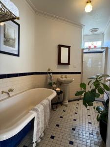 Olinda Cottage - Close to CBD with city views