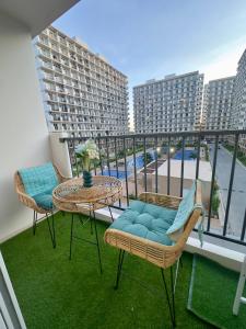 Cozy Studio with Balcony and Pool View