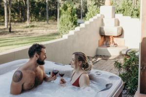 Casa La Vina Pokolbin - Romantic Villas with Outdoor Hot Tubs and Fireplaces