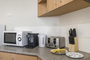 Central Perth 2-Bed Apartment with Pool & Gym
