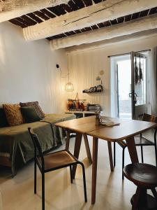 Vieil Antibes, plage de sable, avec parking