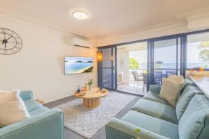 Florentine, 8 11 Columbia Close - opposite the beach with Air con and water views