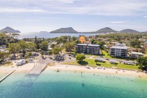 Florentine, 8 11 Columbia Close - opposite the beach with Air con and water views