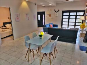 Semi-Detached, Up to 24 Pax, 3200sqft, 4 Bedrooms, 3 Bathrooms, 4 Car Parks by Star Home