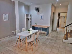 Semi-Detached, Up to 24 Pax, 3200sqft, 4 Bedrooms, 3 Bathrooms, 4 Car Parks by Star Home