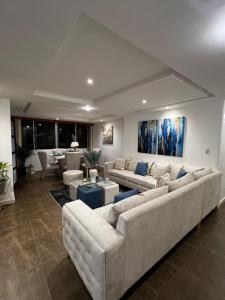 Amplio y moderno departamento con vista panorámica en Cuenca