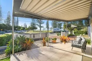 Reef Point Retreat - Beachmere