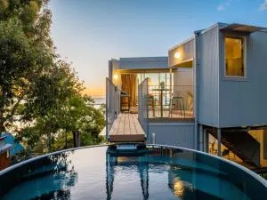 Cantilever House - Town of 1770 - Wilson Island