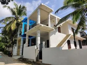 Luxury 2BR 2BA Villa with Private Garden 5 Min to Beach & City Center High-Speed WiFi - Aranwela
