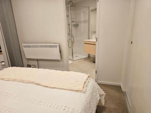 Cosmo Quarters - City Apartment with Pool & Spa