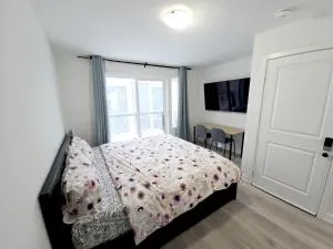King Bed TV Private Ensuite Retreat Bathroom or Economical Double Bed Room - Downsview