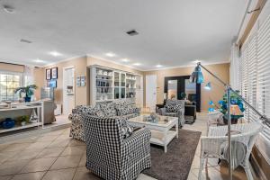 5 Bedroom Private Waterfront Villa with Pool and Dock