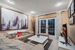 5 Bedroom Private Waterfront Villa with Pool and Dock