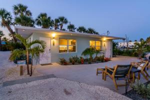 Wonderful Place wPrivate Patio Next to the Beach