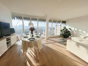 EIFFEL TOWER SEINE RIVER VIEW PARIS 88 square meters