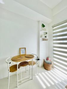 WV 21 Bright & Airy Studio