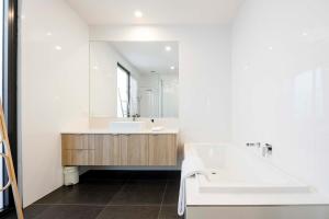 Anglesea Coastal Getaway - Prime Location