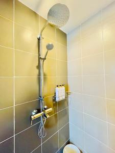 5 Modern Chic Studio