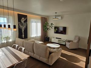 Panoramic balcony 3BD apt with king bed