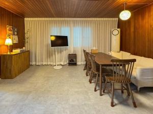 8-capacity # 3 rooms # 4 queen beds # 10 minutes on foot from Busan Station # Wood tone # Emotional interior # Netflix