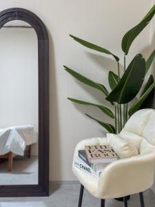 8-capacity # 3 rooms # 4 queen beds # 10 minutes on foot from Busan Station # Wood tone # Emotional interior # Netflix