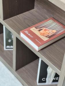 8-capacity # 3 rooms # 4 queen beds # 10 minutes on foot from Busan Station # Wood tone # Emotional interior # Netflix