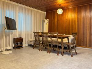 8-capacity # 3 rooms # 4 queen beds # 10 minutes on foot from Busan Station # Wood tone # Emotional interior # Netflix