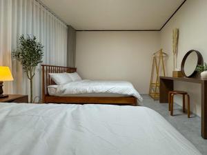 8-capacity # 3 rooms # 4 queen beds # 10 minutes on foot from Busan Station # Wood tone # Emotional interior # Netflix