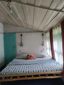 The Nook, Sainj
