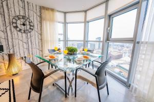 Luxurious PENTHOUSE SUITE with Panoramic Views & FREE Parking in Cardiff City Centre