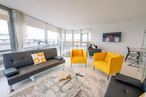 Luxurious PENTHOUSE SUITE with Panoramic Views & FREE Parking in Cardiff City Centre
