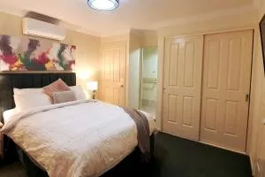 Worrigee 3BR2BT with Wi-Fi, Parking, Walk to Shops - Jindy Andy