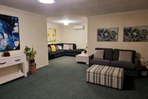 Worrigee house 3 mins walk to grocery & hospital