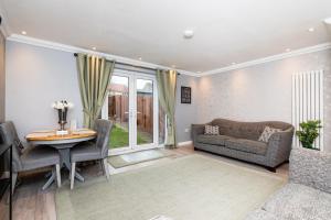 3 Bedroom House-Private Parking