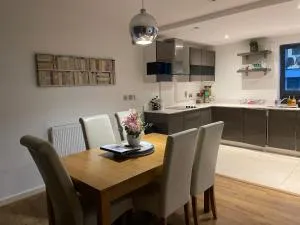 2 Bed, 2 Bath Apartment in Guildford Town Centre with Parking! - West Clandon