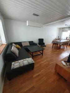 5 sovrum 9 bäddar 12 sovplatser