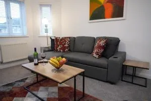 NEW 2-Bedroom - Parking - Ideal4Family - Havering