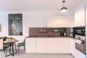 BEAUTIFUL 1 - BR APARTMENT - Next To Rue Antibes