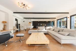 Maisons de vacances Le Loft Black Wood - Piscine prive et grande terrasse a 20 min de Rennes : photos des chambres