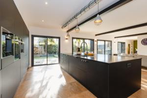 Maisons de vacances Le Loft Black Wood - Piscine prive et grande terrasse a 20 min de Rennes : photos des chambres