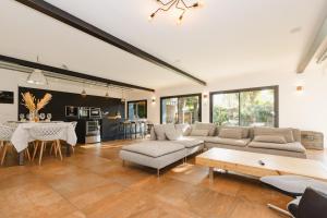 Maisons de vacances Le Loft Black Wood - Piscine prive et grande terrasse a 20 min de Rennes : photos des chambres