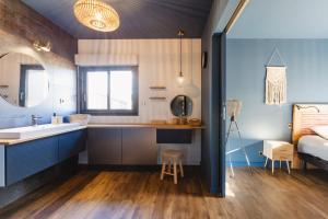 Maisons de vacances Le Loft Black Wood - Piscine prive et grande terrasse a 20 min de Rennes : photos des chambres