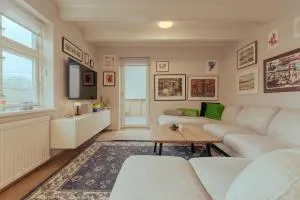 Cozy Family Home with Terrace and Village Views - Kvívík