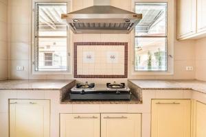 Top family house in peaceful area with lake view 3BR 15 mins to city