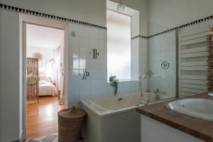 Appartements LESEHAN APPARTEMENT AIGUES MORTES Vue Remparts : photos des chambres