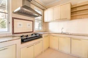 Top family house in peaceful area with lake view 3BR 15 mins to city