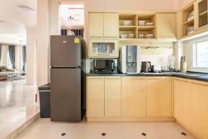 Top family house in peaceful area with lake view 3BR 15 mins to city