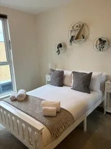 7 Thadan Apartments - Byfleet