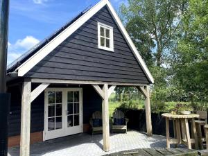 IT ÚT FAN HÚSKE - met hottub in hartje Friesland