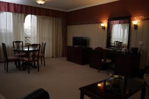 Deluxe Suite room in Drustar Hotel